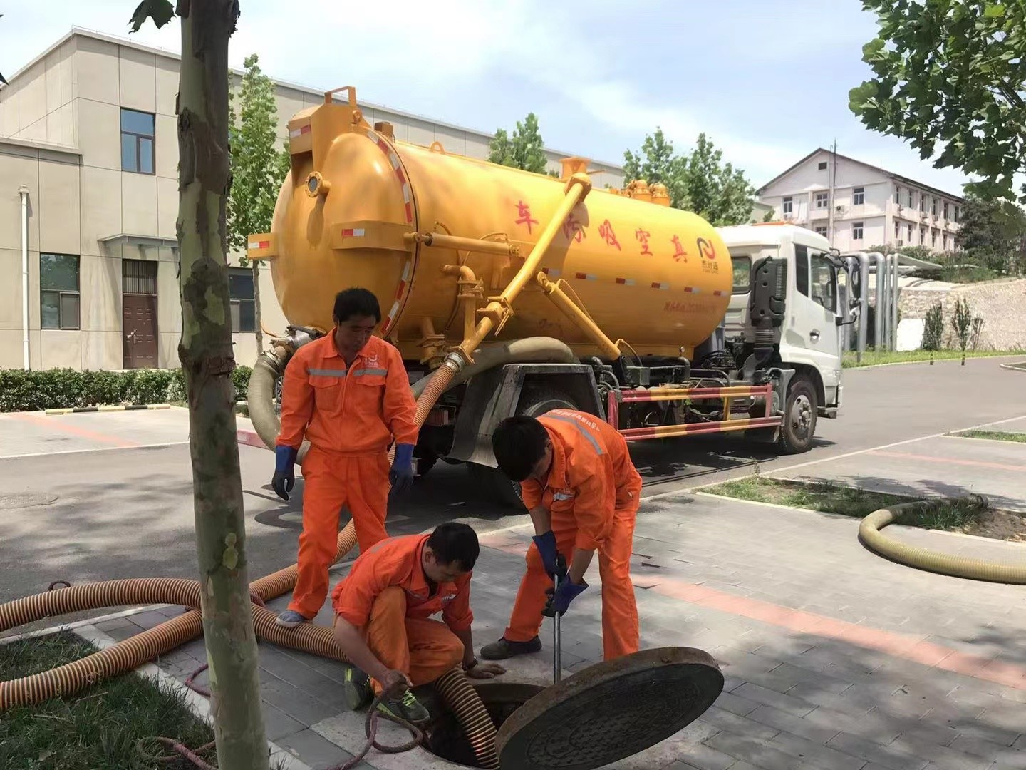 高安管道疏通车停在窨井附近