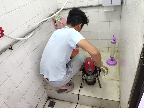 高安管道堵塞冒臭气 专业师傅现场解决问题