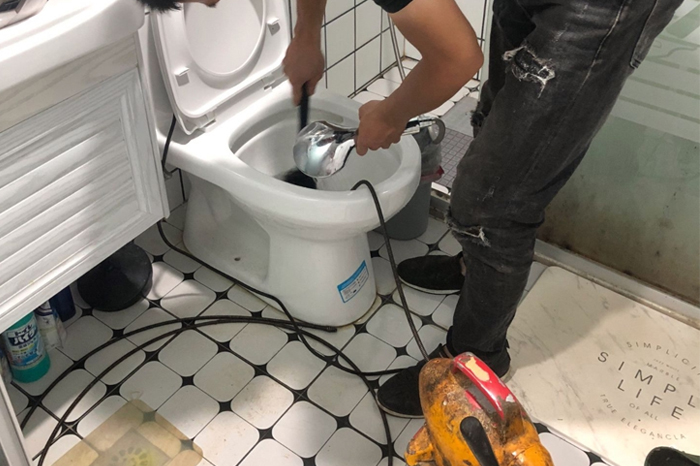 高安马桶堵塞自己疏通还是找师傅?专业上门服务让你省时更省心